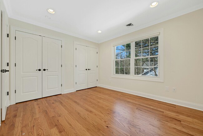 Building Photo - 1 Lindy Pl