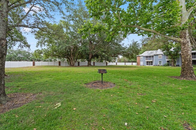 Building Photo - 2/2 Condo With Screened Patio in Conway area