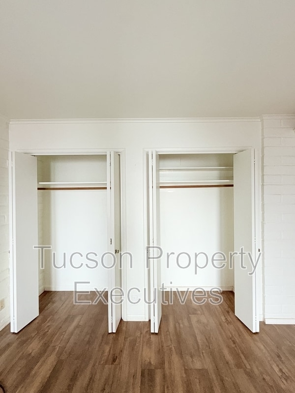 Building Photo - 629 W Las Lomitas Rd