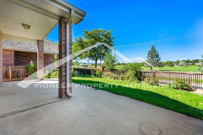 Building Photo - Spacious Home with Central AC and Gas Fireplace