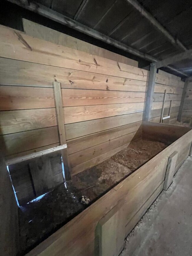 Building Photo - Freshly paint! No Carpet! Barn/Garage! Fir...
