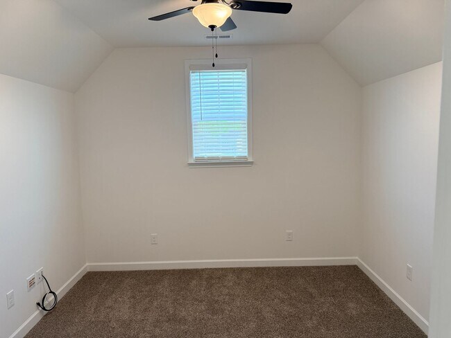 Building Photo - Beautiful New Home in georgous community