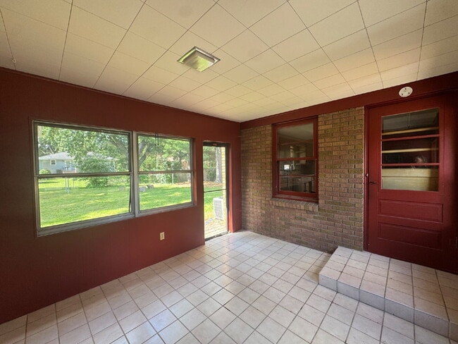 Building Photo - 3BR/1BA in Roseville Featuring A Sprawling Fenced Yard & An Attached Garage