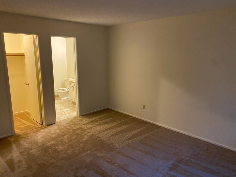 Building Photo - 2300 Dickerson Rd