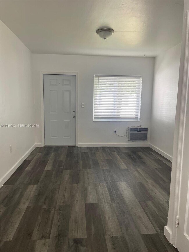 Building Photo - 430 SW 6th Ave