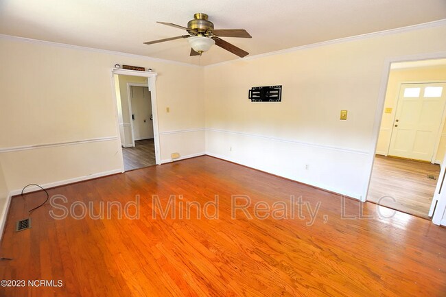 Building Photo - 1633 Country Club Rd