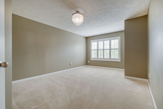 Building Photo - 3 Bed 2.5 Bath Gorgeous Townhome, Availabl...