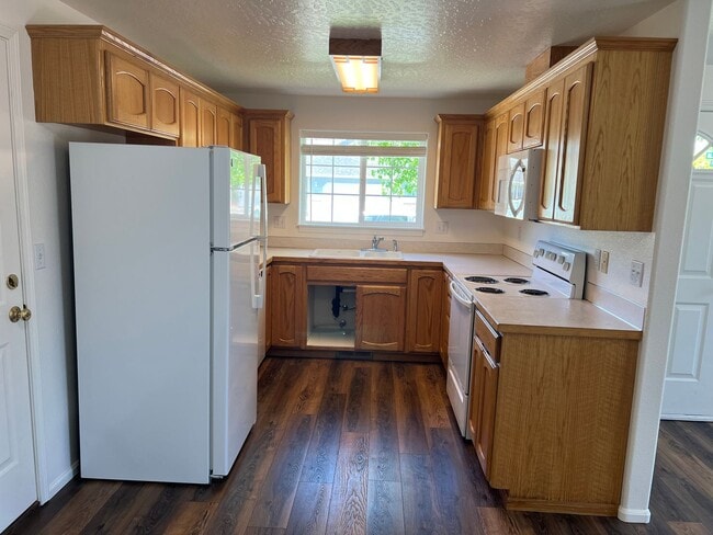 Building Photo - Newly updated 3-bedroom, 2-bathroom duplex with a garage!