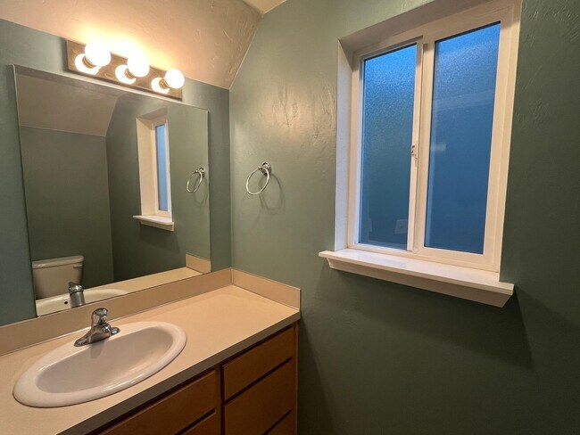 Building Photo - 3 bdrm/2.1 bath Duplex for Rent in Harrisburg