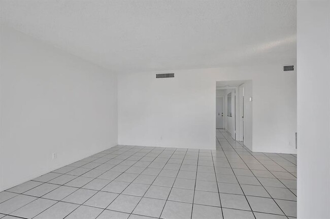 Building Photo - 2350 NE 14th Street Causeway