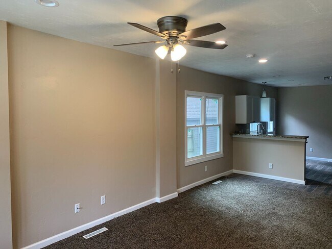 Building Photo - 321-321 Caroline St