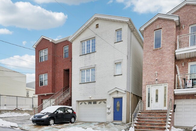 Building Photo - 19 Cliff St