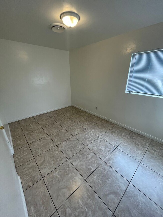 Building Photo - 803 Knotts St