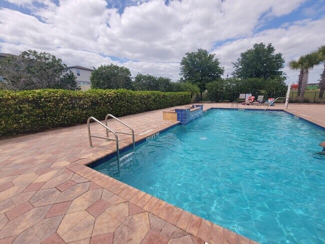 Building Photo - 4/2.5 TOWNHOME VILLA in Waterstone-Davenpo...