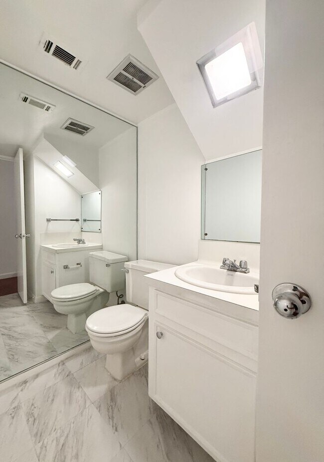 Building Photo - Modern 2/2.5/1 Townhome Across From The Me...