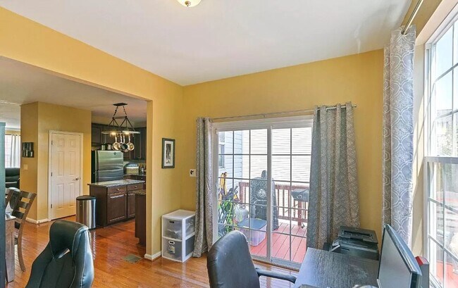 Building Photo - 3 level End Unit townhouse w/bump out in B...