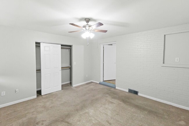 Building Photo - 113 E Apple St