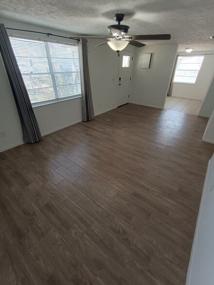 Living Room- Tile - 3624 W Anderson Ave