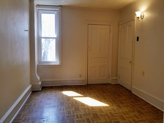 Building Photo - Spacious Three Bedroom in Oakland! Decorative Fireplaces & Lots Of Natural Light! Call Today!