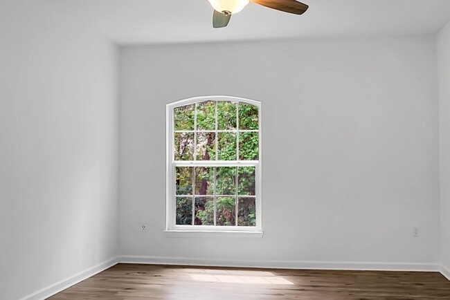 Building Photo - MOVE IN SPECIAL - 50% off First Month's Re...