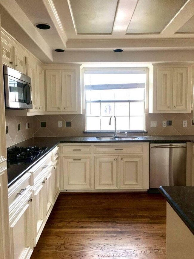 Building Photo - Discounted Deposit! Stylish 3-Bedroom Town...