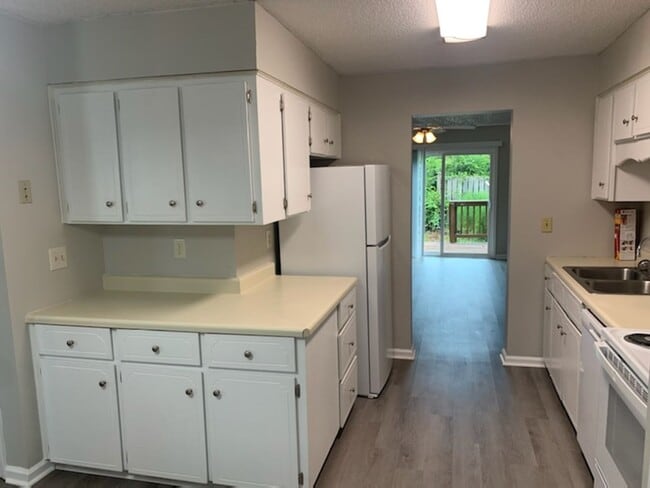 Building Photo - This charming 3-bed, 2.5-bath townhome is available for rent.