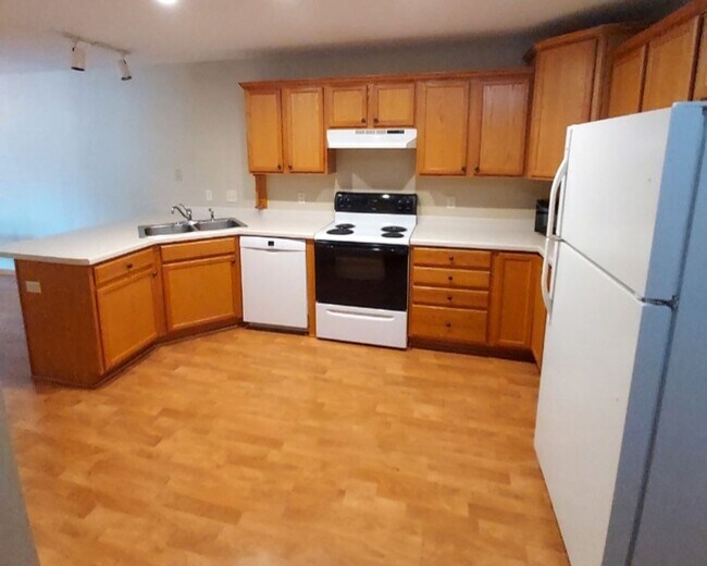 Building Photo - Nice 2 Bedroom 1.5 Bathroom Townhome in Hudson