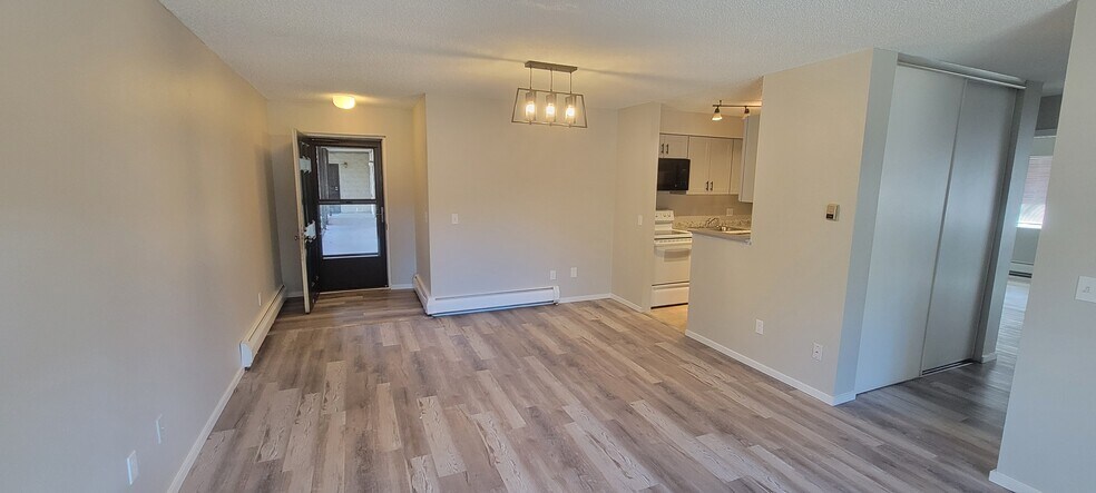 Building Photo - 5770 E Warren Ave