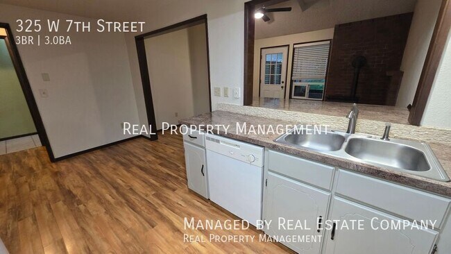 Building Photo - 325 W 7th St