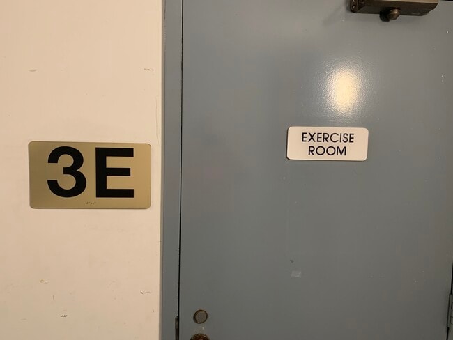 Building Photo - 1212 N La Salle Dr