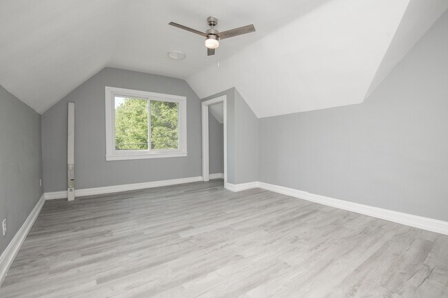 Building Photo - 117 E Glenwood Ave