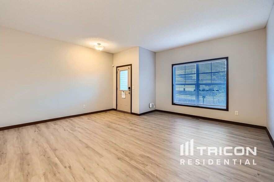 Building Photo - 1074 Landings Ln