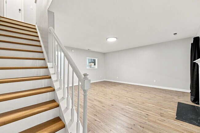 Building Photo - 839 Dalewood Dr