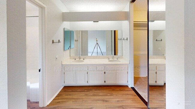 Building Photo - Beautiful 2 Primary Bedroom in Turtle Rock...