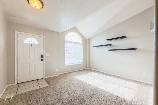 Building Photo - Comfortable 4 bed, 3 bath Family Home With Garage & Pet-Friendly Living! - Available NOW!