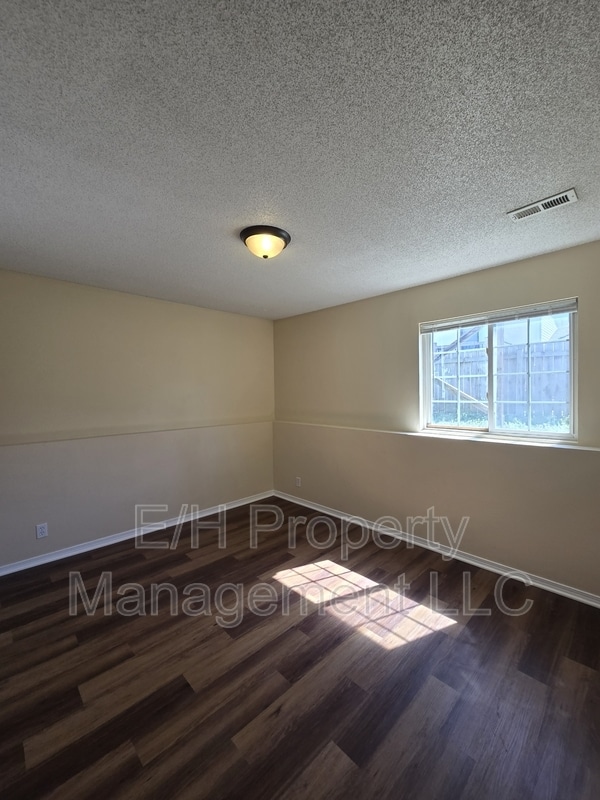 Building Photo - 4462 S Elizabeth Ave