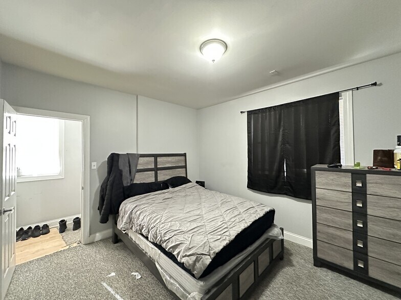 Building Photo - 364 N Hamlin Ave