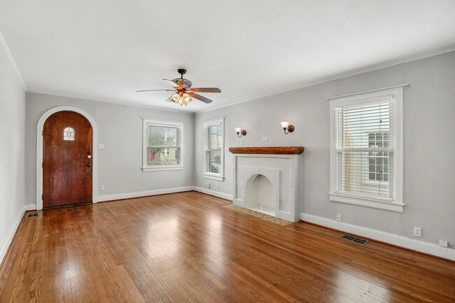 Building Photo - 5924 La Vista Dr