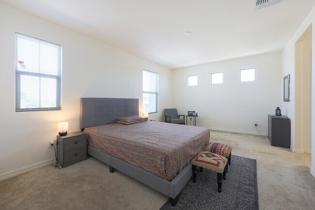 Building Photo - BEAUTIFUL 3 bed + LOFT
