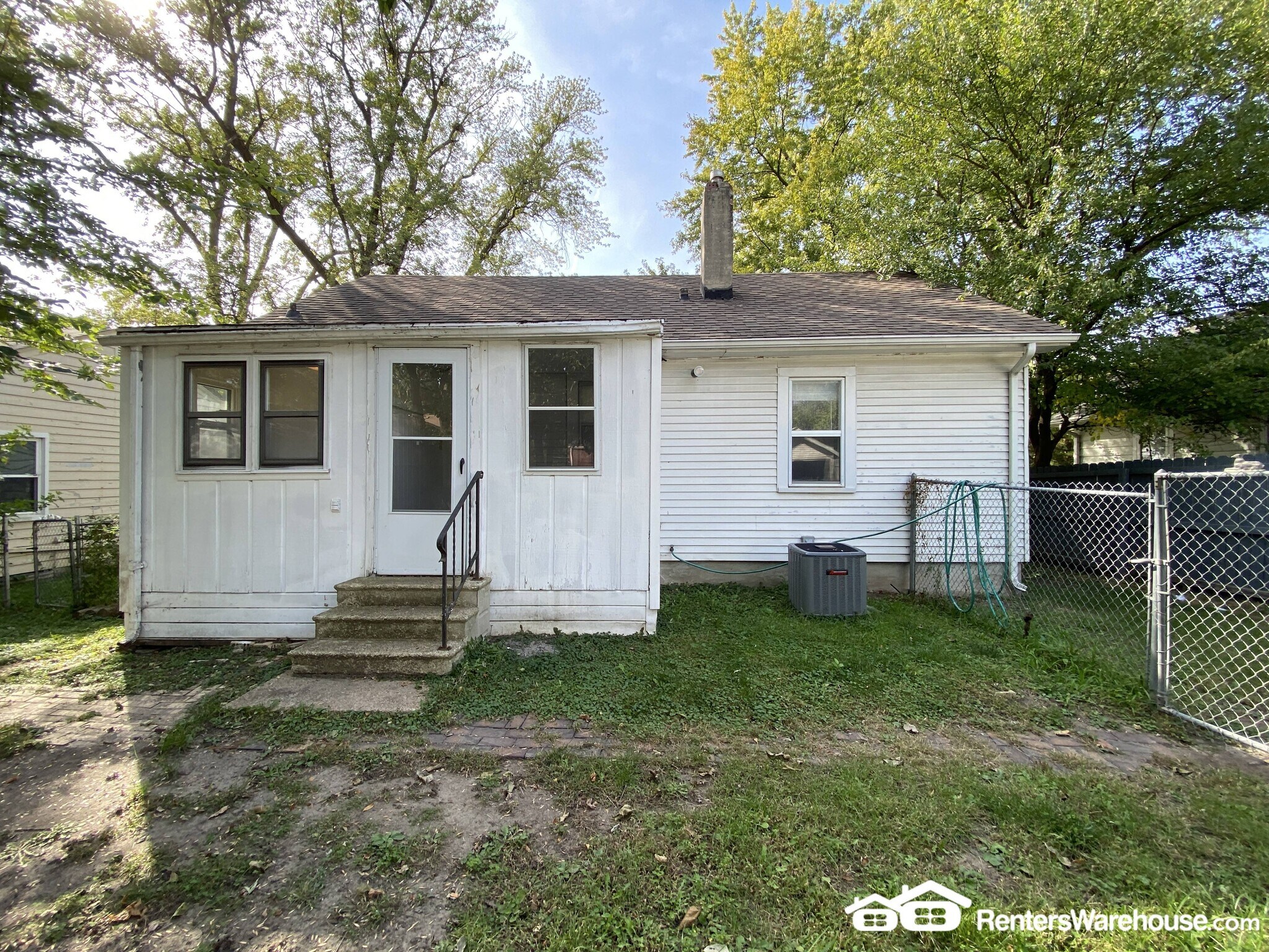 Building Photo - 1229 Merle Hay Rd