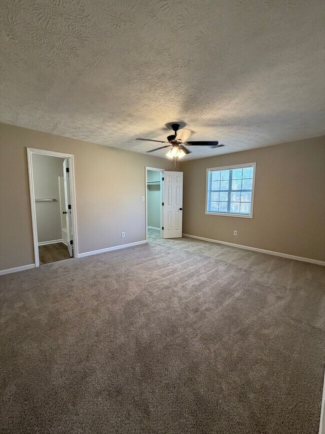 Building Photo - 5096-5098 Farm Valley Dr