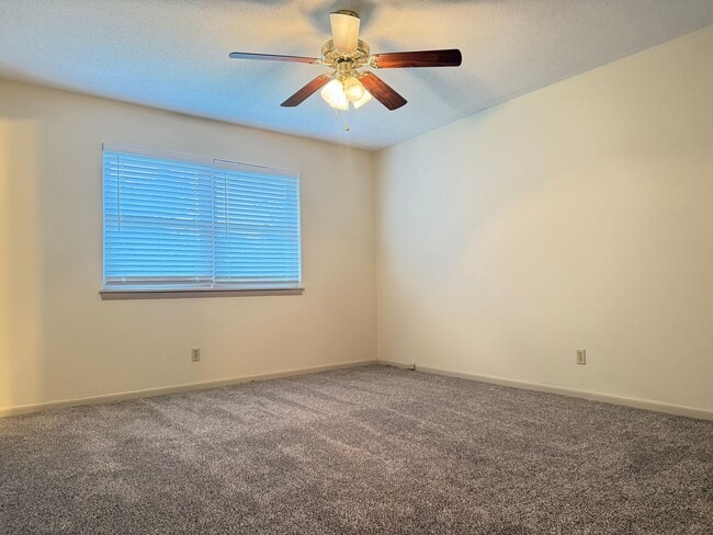 Building Photo - 4612 N Cypress St