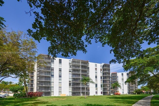 Building Photo - 3301 N Country Club Dr