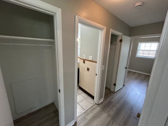 Building Photo - 3br 1.5 BA with fence