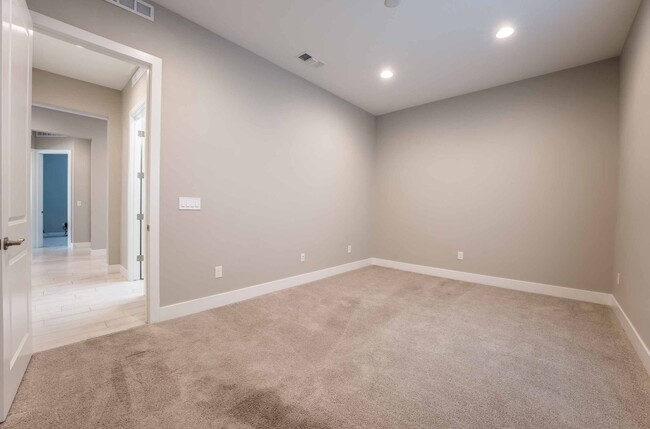 Building Photo - Stunning 3 Bedroom One Story home in Summe...