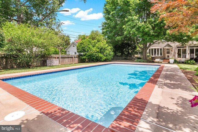 Primary Photo - 205 S Hanson St