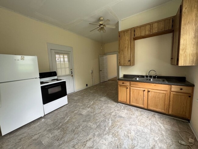 Building Photo - MOVE-IN READY!