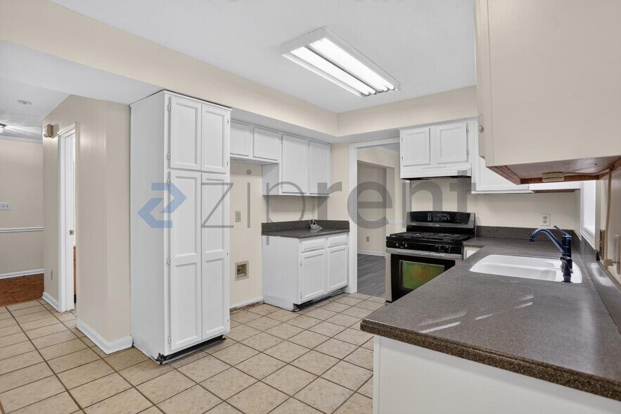 Building Photo - Unit