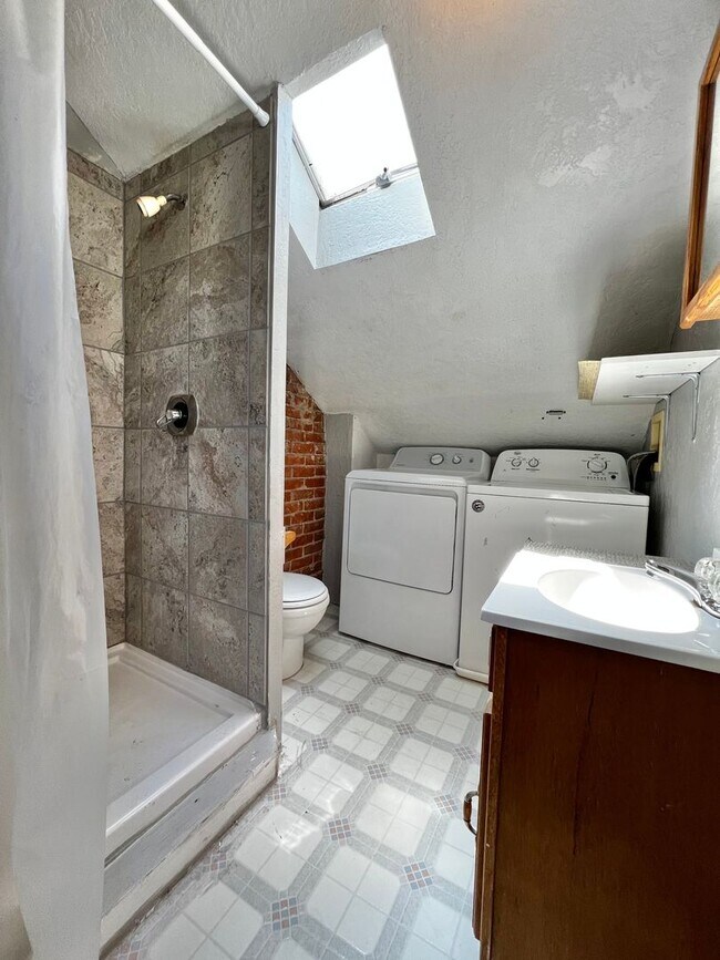 Building Photo - The Remington (BR-LN)