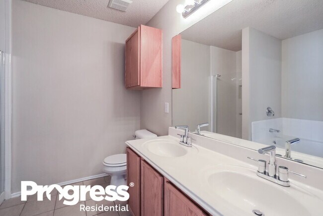 Building Photo - 1613 White Oak Rd